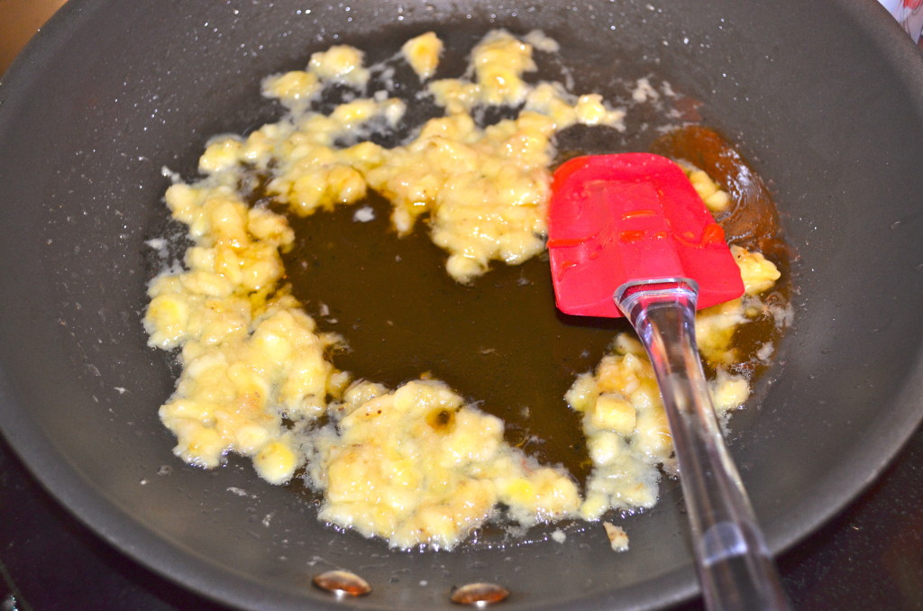 Mash the bananas a little more with the honey in the pan